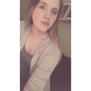 Meet your Posher, Caitlin